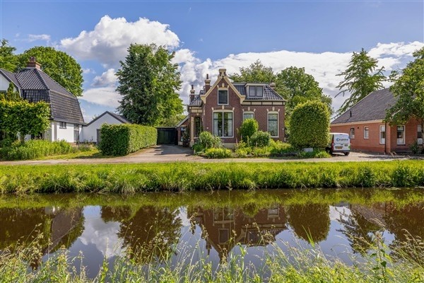 Onder bod: Heerlijk gelegen twee-onder-een kapper, aan het water en ook nog met vrij uitzicht over landerijen !